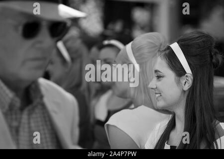 Mädchen Modellierung der 60er Jahre Mode während der 2019 Goodwood Revival, Sussex, UK. Flache Fokus in einem überfüllten Raum. Stockfoto