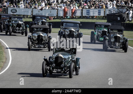 Madgwick Ecke in der ersten Runde des Brooklands Trophy für pre-Krieg Bentleys am 2019 Goodwood Revival, Sussex, UK. Stockfoto