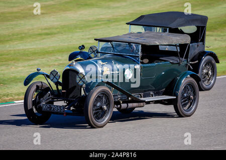 1925 Bentley 3 Liter während der brooklands Trophy mit Fahrer Sebastian Welch am 2019 Goodwood Revival, Sussex, UK. Stockfoto