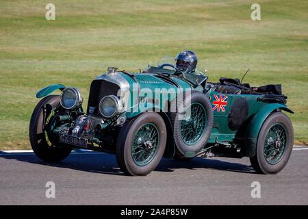 1930 Bentley 4,5 liter Le Mans während des Brooklands Trophy mit Fahrer Jürgen Ernst am 2019 Goodwood Revival, Sussex, UK. Stockfoto