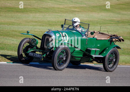 1925 Bentley 3 Liter Le Mans während des Brooklands Trophy mit Fahrer Jonathan Turner am 2019 Goodwood Revival, Sussex, UK. Stockfoto