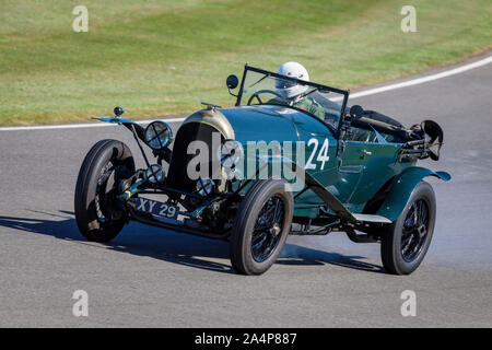 1925 Bentley Speed Modell während der brooklands Trophy mit Fahrer Ben Collings am 2019 Goodwood Revival, Sussex, UK. Stockfoto