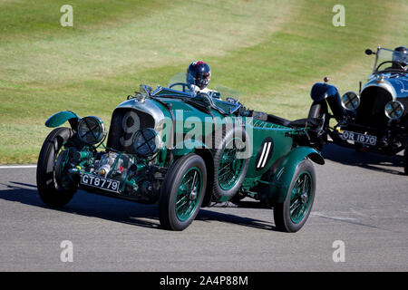 1930 Bentley 4,5 Liter-während der brooklands Trophy mit Fahrer Neil Davies am 2019 Goodwood Revival, Sussex, UK. Stockfoto