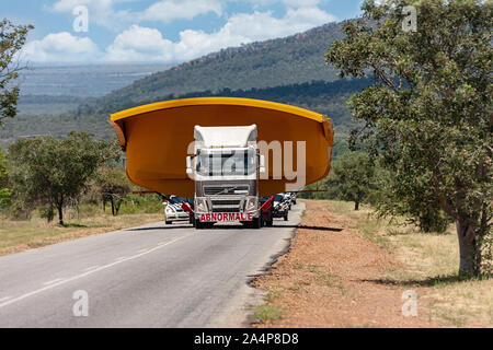 Schwere Lkw tragen Mining Equipment auf der viel befahrenen Straße Stockfoto