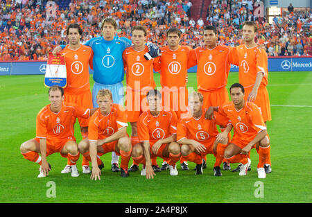 De Kuip Stadion Rotterdam die Niederlande 17.8.2005, Fußball: Internationales Freundschaftsspiel, Niederlande (NED, orange) vs Deutschland (GER, Weiß) 2:2; Team Foto Niederlande, hintere Reihe fr. Links: Ruud van Nistelroy, Edwin VAN DER SAR, Jan KROMKAMP, Phillip Cocu, Hedwiges MADURO, Barry Gebr. Opdam vordere Reihe fr. Links: Arjen ROBBEN, Dirk Kuyt, Khalid BOULAHROUZ, Tim DE CLER, Denny Landzaat Stockfoto