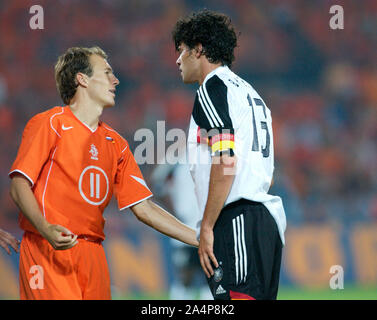 De Kuip Stadion Rotterdam die Niederlande 17.8.2005, Fußball: Internationales Freundschaftsspiel, Niederlande (NED, orange) vs Deutschland (GER, Weiß) 2:2; Arjen ROBBEN (NED), Michael Ballack (GER) Stockfoto