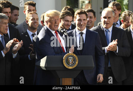 Washington, United States. 15 Okt, 2019. Präsident Donald Trump stellt St. Louis Blues player Alex Steen,, die fehlende Zähne ist, als Haupteigentümer Tom Stillman (L) und Head Coach Craig Berube (R) ist, im Rosengarten des Weißen Hauses, Dienstag, Oktober 15, 2019, in Washington, DC. Die Blues gewannen ihren ersten Stanley Cup (R) der letzten Saison. Foto von Mike Theiler/UPI Quelle: UPI/Alamy leben Nachrichten Stockfoto