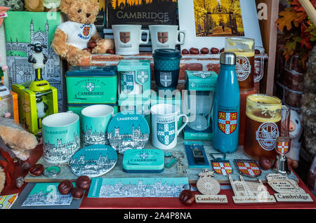 Cambridge Tourism, Cambridge Tourist Souvenirs, Cambridge Gift Shop - verschiedene Cambridge Souveniers im Fenster eines Touristen-Shops in Cambridge UK Stockfoto
