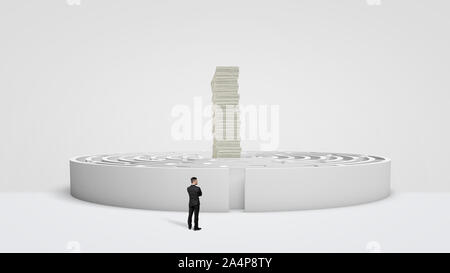 Ein kleiner Geschäftsmann, der vor eine weiße, runde Labyrinth, wo ein großer Stapel von Geldscheinen Türme in der Mitte. Stockfoto