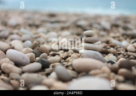 Kleine Cairn auf einem Strand Stockfoto