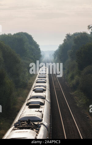 London North Eastern Railway Klasse 800 bi-Modus Azuma Zug 800107 vorbei Saxilby, Lincs während leere Lager. Stockfoto