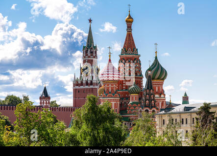 Der Moskauer Kreml, Kathedrale von Vasily gesegnet (St. Basil's Kathedrale) Blick von zaryadye Park in Moskau Stockfoto