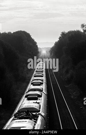 London North Eastern Railway Klasse 800 bi-Modus Azuma Zug 800107 vorbei Saxilby, Lincs während leere Lager. Stockfoto