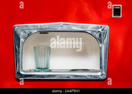 Detail des alten Vintage Automat für Soda. Getränkeautomaten verkauft. Red Soda Automaten. Stockfoto