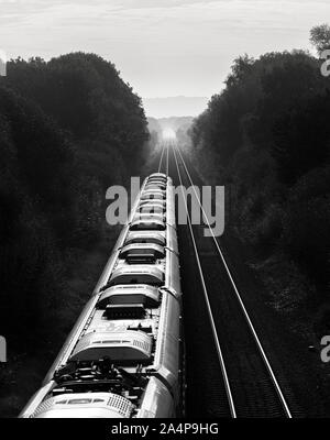 London North Eastern Railway Klasse 800 bi-Modus Azuma Zug 800107 vorbei Saxilby, Lincs während leere Lager. Stockfoto