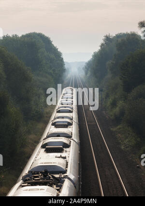 London North Eastern Railway Klasse 800 bi-Modus Azuma Zug 800107 vorbei Saxilby, Lincs während leere Lager. Stockfoto