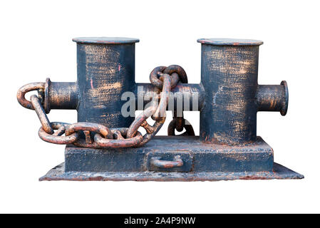 Liegeplatz Poller, mit Kette am Hafen in der Bucht auf weißem Hintergrund miteinander verflochten. Stockfoto