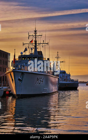 Hafen von Wismar mit Sonnenuntergang und militärische Schiffe auf der Ostsee. Stockfoto