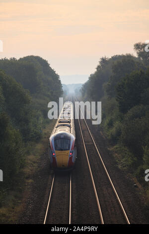 London North Eastern Railway Klasse 800 bi-Modus Azuma Zug 800107 vorbei Saxilby, Lincs während leere Lager. Stockfoto