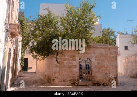 Otranto, Italien, 15. August 2019: Otranto iconic Gasse bei einem Sommernachmittag Stockfoto