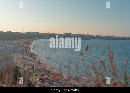 Otranto, Italien, 15. August 2019: Die Menschen genießen den Sommer in der schönsten Strand im Salento Stockfoto