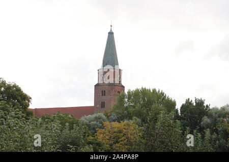 Blick auf den Dom St. Peter und Paul auf der Dominsel der Stadt Brandenburg an der Havel in Ostdeutschland Stockfoto