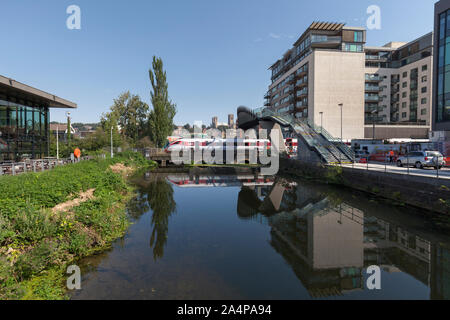 London North Eastern Railway Klasse 800 Bi-Modus Azuma Bahnhof Lincoln, spiegelt sich in den Fluss. Stockfoto