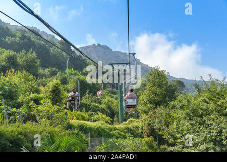 ANACAPRI, Capri, Italien - AUGUST 2019: Besucher Reiten der Sessellift auf dem Berg auf den Gipfel des Monte Solaro oben Anacapri Stockfoto