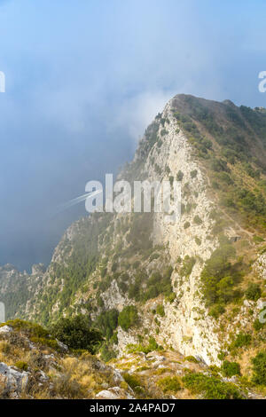 ANACAPRI, Capri, Italien - AUGUST 2019: Blick auf das Meer und den Felsen auf dem Gipfel des Monte Solaro oben Anacapri auf der Insel Capri. Stockfoto