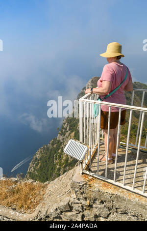 ANACAPRI, Capri, Italien - AUGUST 2019: Person auf einer Aussichtsplattform auf dem Gipfel des Monte Solaro oben Anacapri auf der Insel Capri. Stockfoto