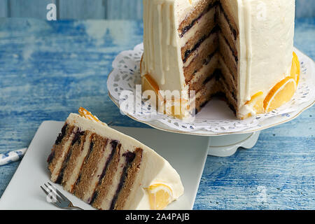 Ein Frischkäse, Zitrone und Heidelbeere Layer Cake. Stockfoto