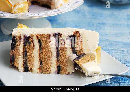 Ein Frischkäse, Zitrone und Heidelbeere Layer Cake. Stockfoto