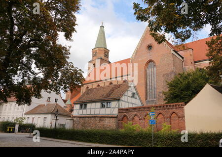 Blick auf den Dom St. Peter und Paul auf der Dominsel der Stadt Brandenburg an der Havel in Ostdeutschland Stockfoto