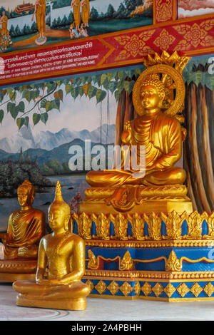 Bang Saen, Thailand - 16. März 2019: Wang Saensuk buddhistischen Kloster. Von der Seite der zentralen großen goldenen Buddha Statuen in den wichtigsten öffnen Gebet Ha Closeup Stockfoto