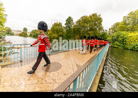 Britische Armee wachen über die blaue Brücke in St. James's Park in der Nähe von Buckingham Palace nach der Öffnung des Parlaments, London, UK Stockfoto