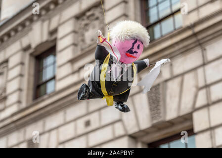 Boris Johnson Bildnis hängende Kabel Kabel an Brexit Proteste vor der Öffnung des Parlaments 2019, Westminster, London, UK Stockfoto