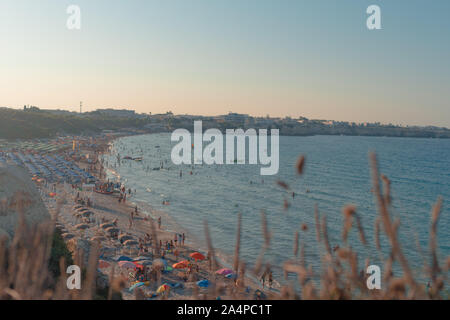 Otranto, Italien, 15. August 2019: Die Menschen genießen den Sommer in der schönsten Strand im Salento Stockfoto