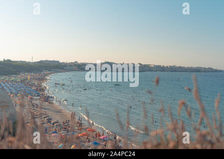 Otranto, Italien, 15. August 2019: Einige Leute ihre Freizeit in einem der schönen Strand im Salento Stockfoto