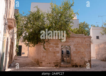 Otranto, Italien, 15. August 2019: Otranto iconic Gasse bei einem Sommernachmittag Stockfoto