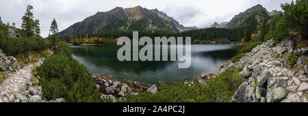 Panoramablick auf den Weg um Popradske Pleso Bergsee in Hohe Tatra, Slowakei Stockfoto
