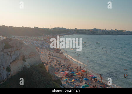 Otranto, 15. August 2019: einige Leute genießen den Sonnenuntergang in einer der schönsten Strand von Salento Stockfoto