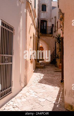 Otranto, Italien, 15. August 2019: Eine kleine und schmale Gasse in der Altstadt von Otranto im Sommer Stockfoto