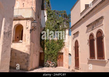 Otranto, Italien, 15. August 2019: eine Ikone der Innenstadt Gasse in Otranto Stockfoto