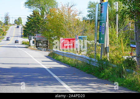 NOVA SCOTIA, Kanada - 6 Oct 2019 - Blick auf politische Zeichen Werbung Kandidaten für den kanadischen Bundestagswahl am 21. Oktober 2019 zu nehmen. Stockfoto