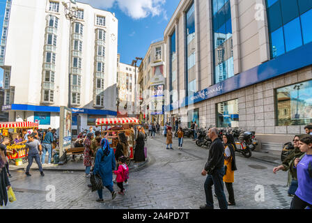 Lokale Türken und Touristen durch die Straßen in der Nähe der Eminonu Markt im Stadtteil Sultanahmet in Istanbul Türkei Stockfoto