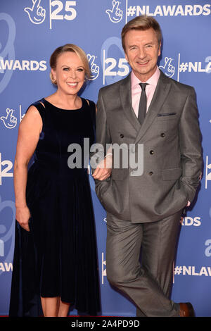 London, Großbritannien. 15 Okt, 2019. LONDON, GROSSBRITANNIEN. Oktober 15, 2019: Jayne Torvill und Christopher Dean an der Nationalen Lotterie Awards 2019, London. Bild: Steve Vas/Featureflash Credit: Paul Smith/Alamy leben Nachrichten Stockfoto