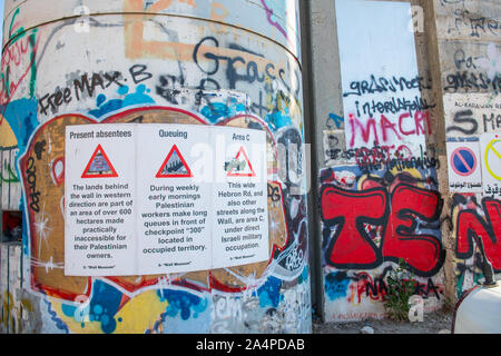 Die "Wand Museum" mit Plakaten unterstützt Palästina Unabhängigkeit und Graffiti für die Palästinensischen Barriere in Bethlehem, Palästina Stockfoto