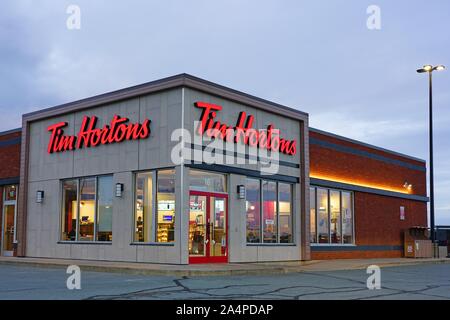 HALIFAX, Nova Scotia-7 OKT 2019 - Blick auf ein Tim Hortons fast food Restaurant in Halifax, Nova Scotia, Kanada. Stockfoto