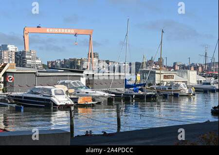 Blick von klippan Hafen über Gota Fluss in Richtung der alten Portalkran an verlassenen Eriksberg Werft in Göteborg, Schweden. Stockfoto