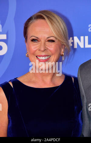 London, Großbritannien. 15 Okt, 2019. Jayne Torvill und Christopher Dean besucht BBC1 der Nationalen Lotterie Awards 2019 bei BBC Television Centre, 101 Wood Lane, am 15. Oktober 2019, London, UK. Bild Capital/Alamy leben Nachrichten Stockfoto